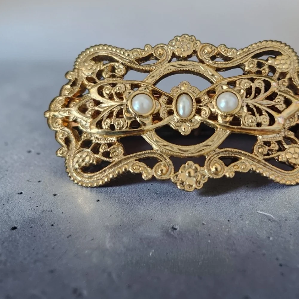 Gold Filigree Brooch with Pearl Accents - Elegant Women’s Hair Jewelry - Picture 3 of 3